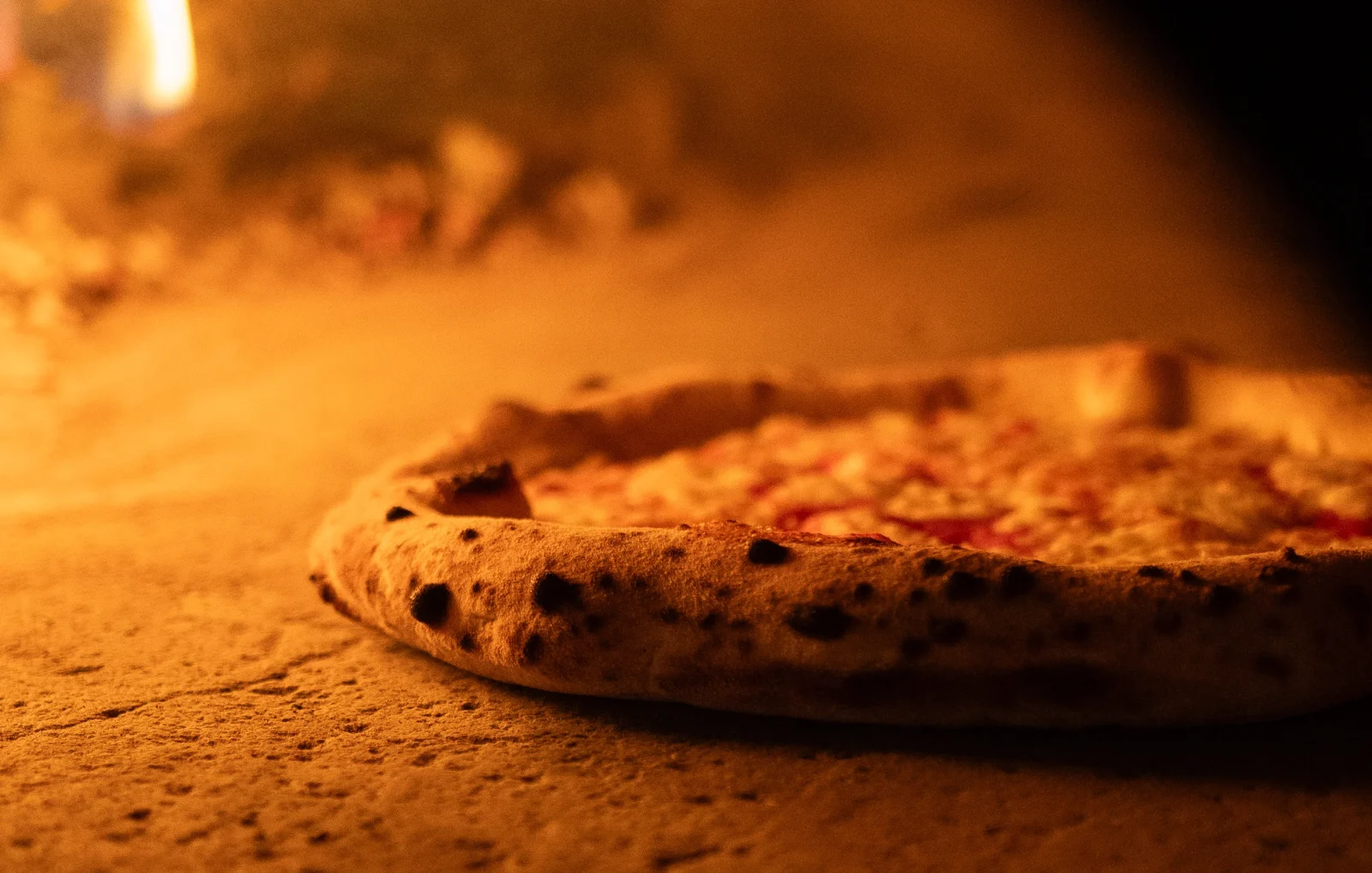 Pizza przygotowywana w piecu