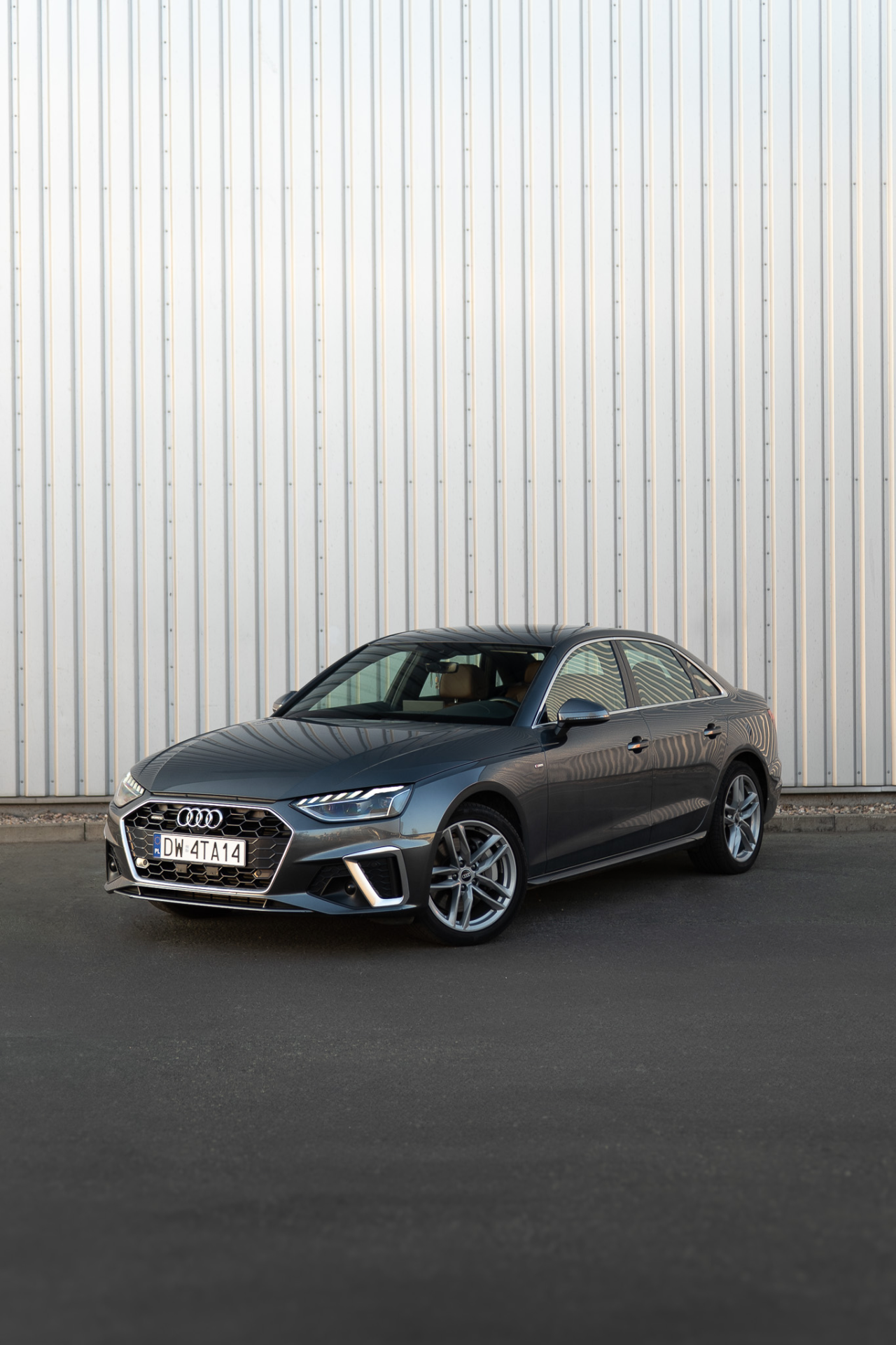 Szare Audi podczas sesji motoryzacyjnej
