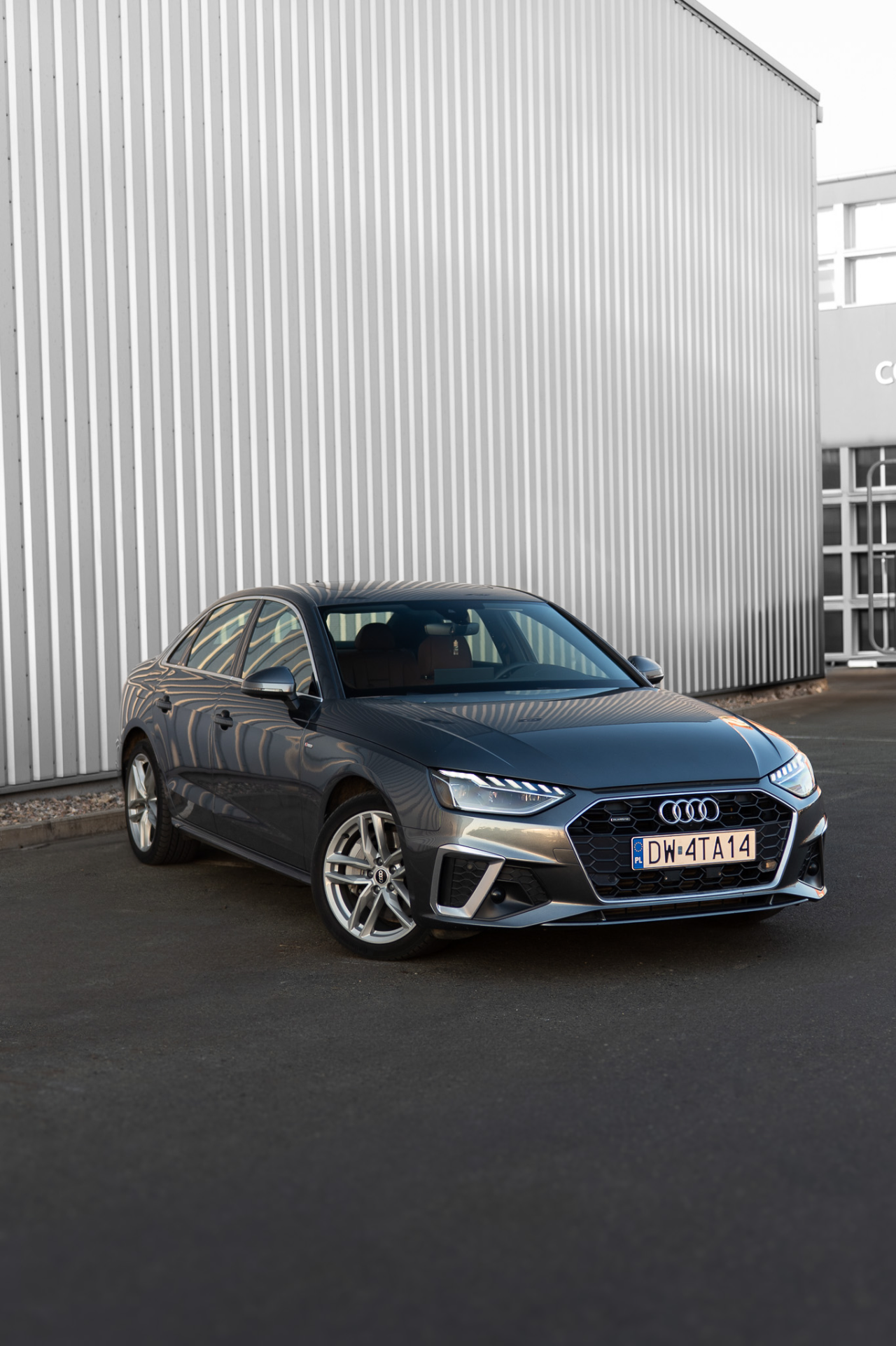 Audi przy industrialnej ścianie