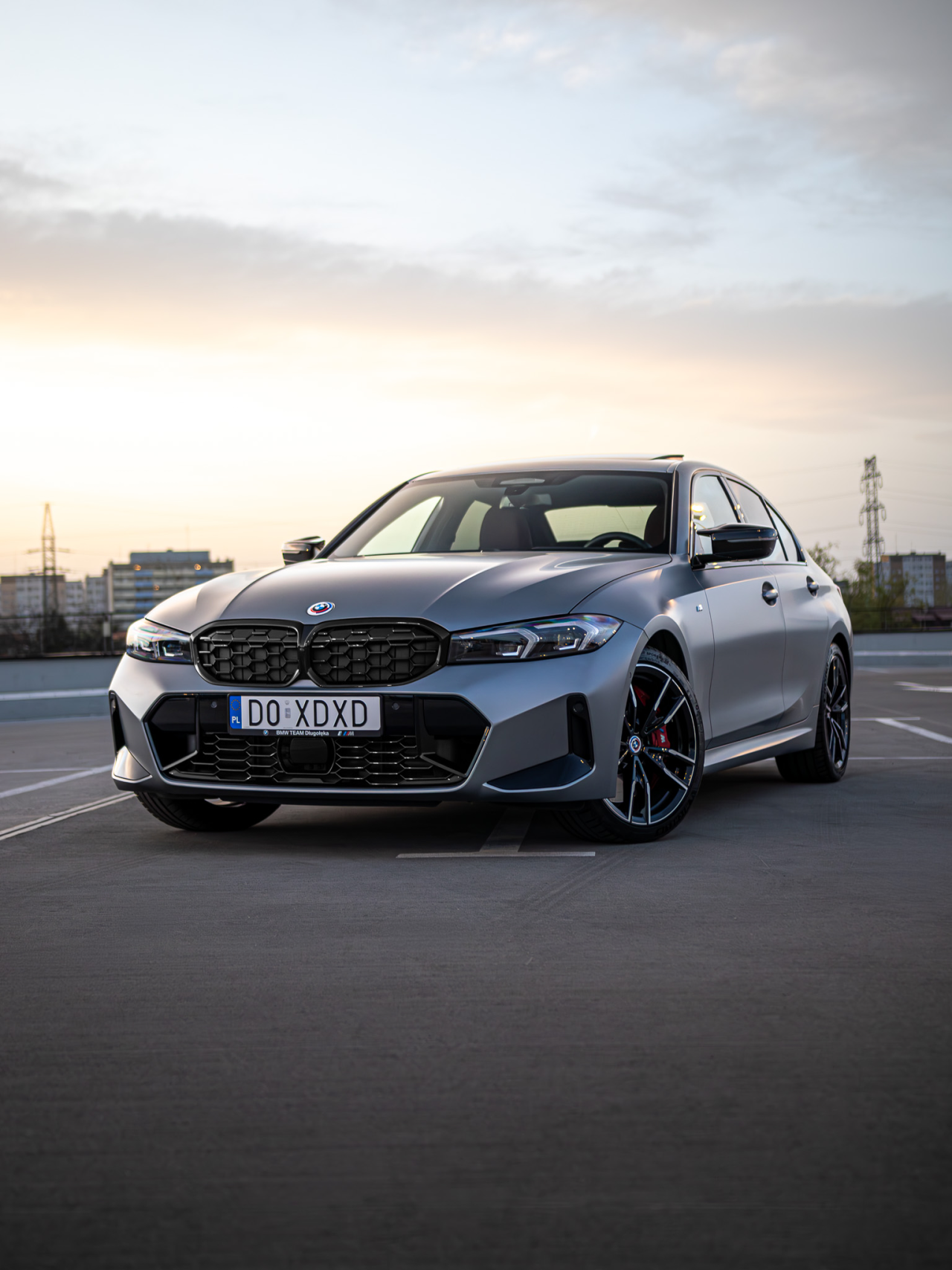 BMW o zachodzie słońca