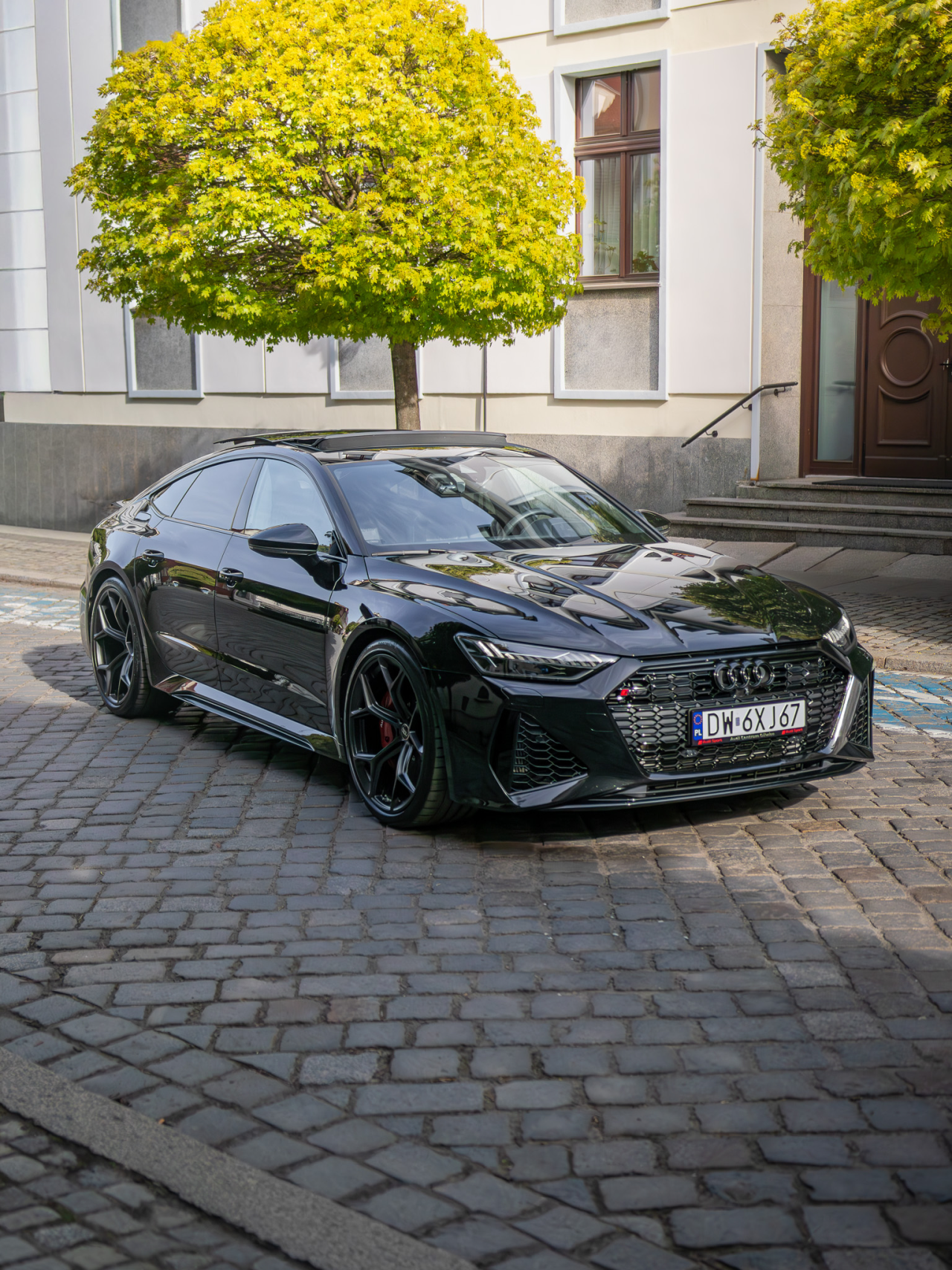 Czarne Audi podczas sesji motoryzacyjnej