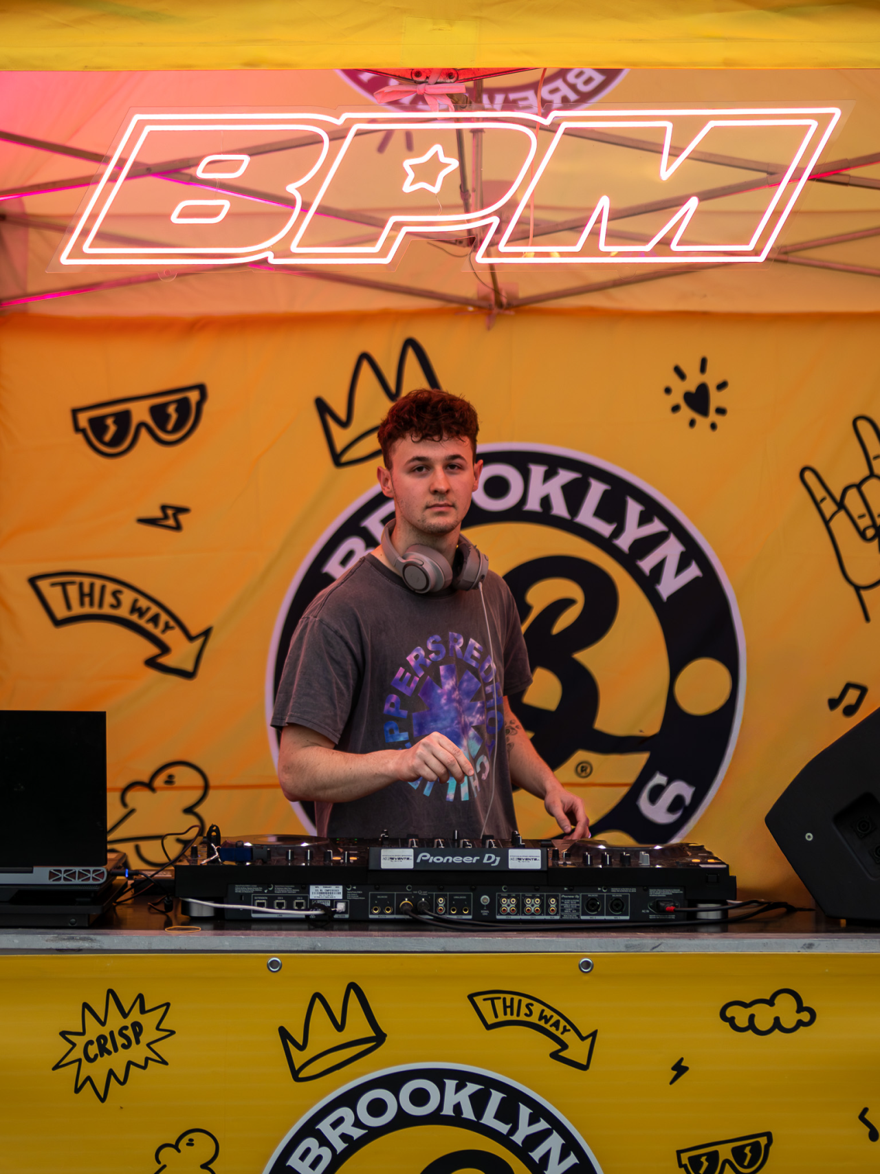 DJ podczas wydarzenia Brooklyn