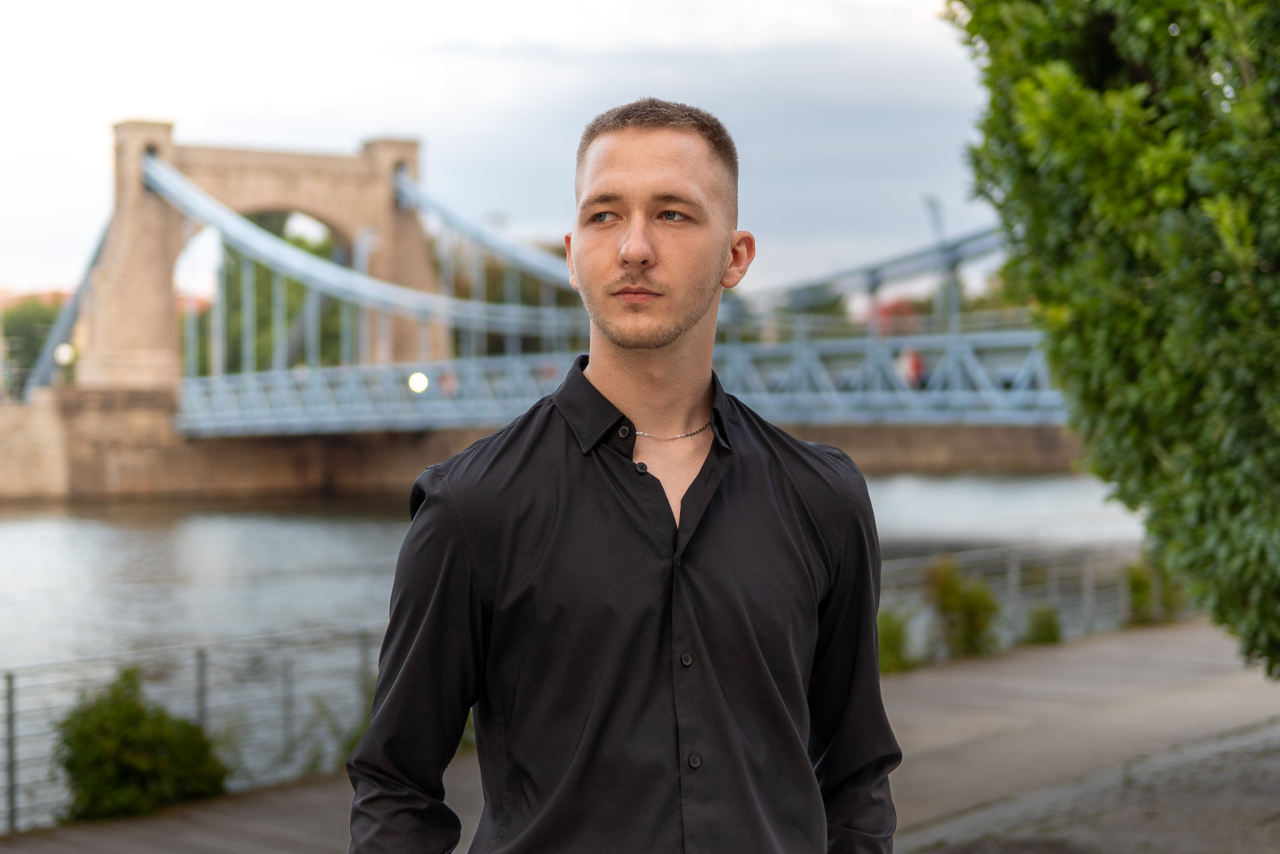 Mężczyzna w czarnej koszuli podczas sesji miejskiej
